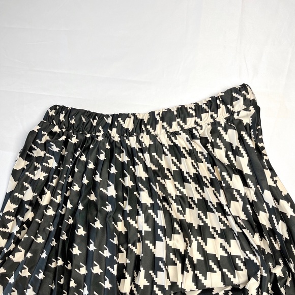 H&M | NWOT Pleated Satin Skirt - Picture 6 of 12